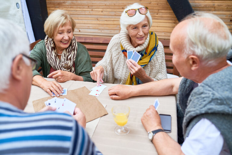 anziani giocano a carte